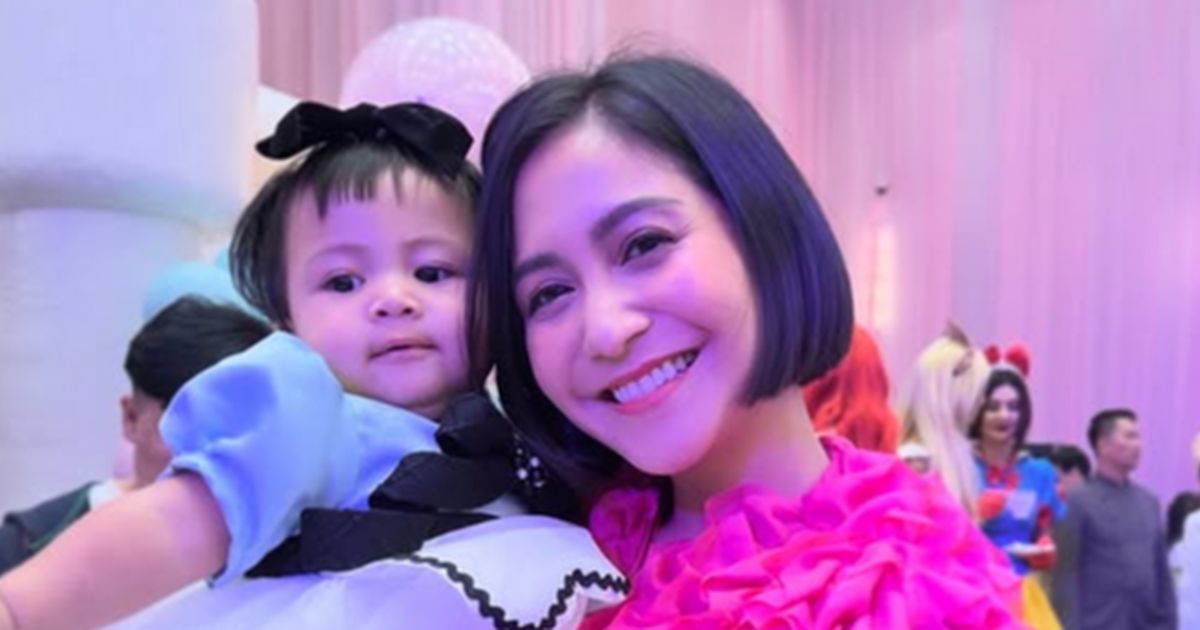 Potret Caca Tengker Gendong Baby Lily, Sebut Si Kecil Paling Bikin Hati Meleleh yang Membawa Kebahagiaan