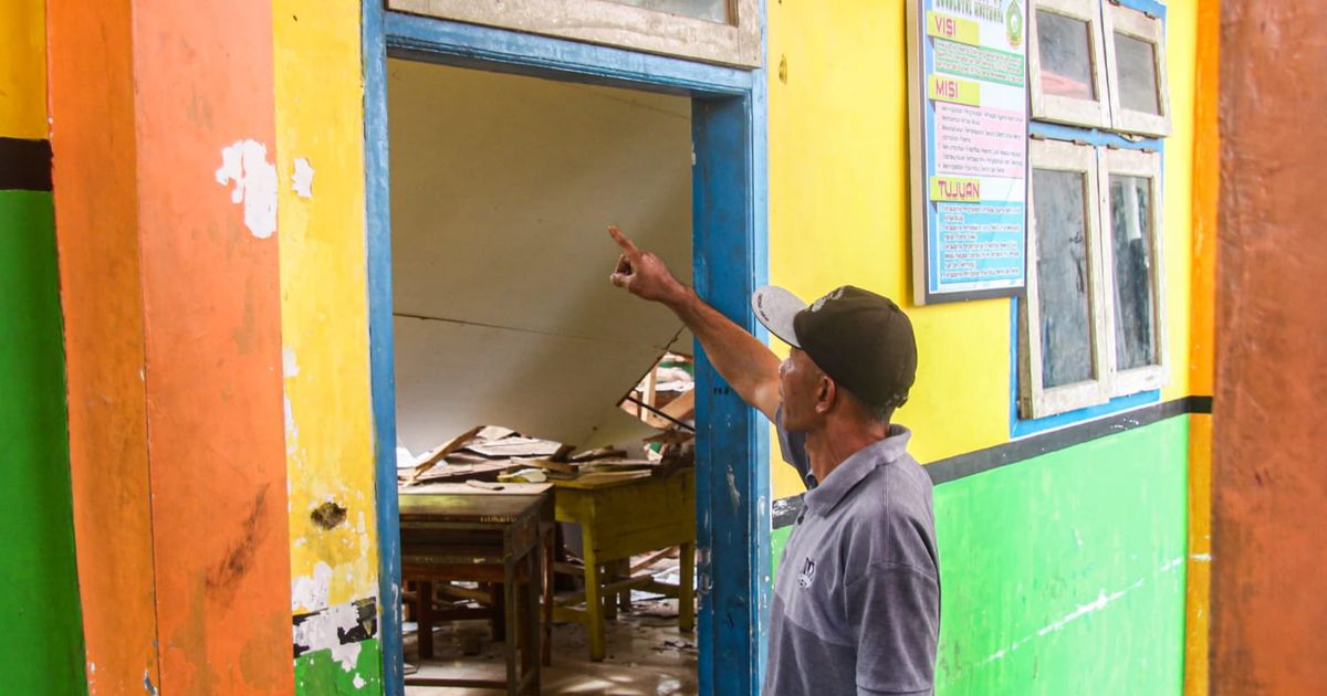 Miris, Gedung Kelas MTs di Lumajang Ambruk Setelah Diterpa Hujan Angin