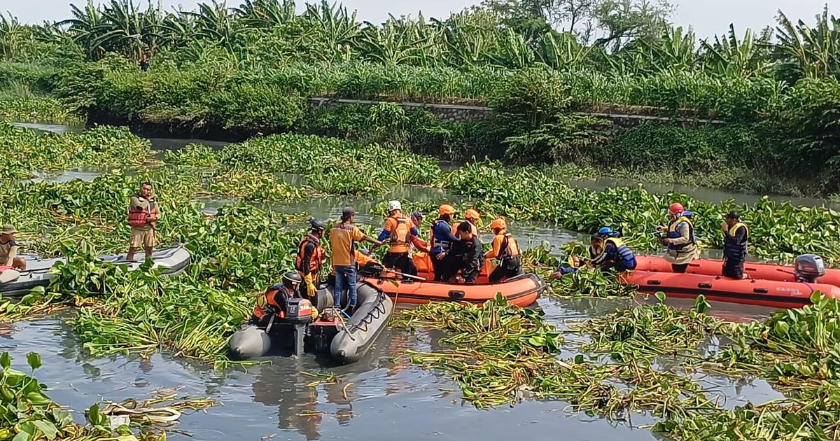 Balita Hanyut di Selokan Saat Mandi Hujan Ditemukan Meninggal, Jasadnya Sangkut di Sungai Penuh Eceng Gondok