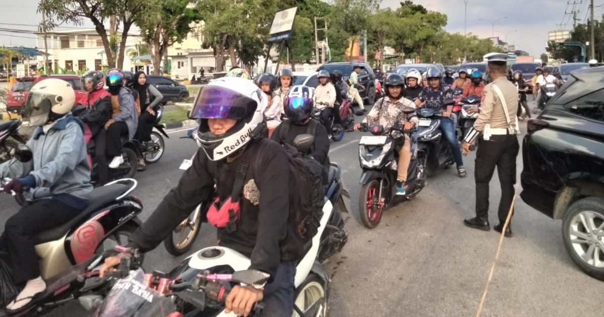 Macet Parah di Pekanbaru, Perwira Kombes Turun Langsung Urai Kendaraan