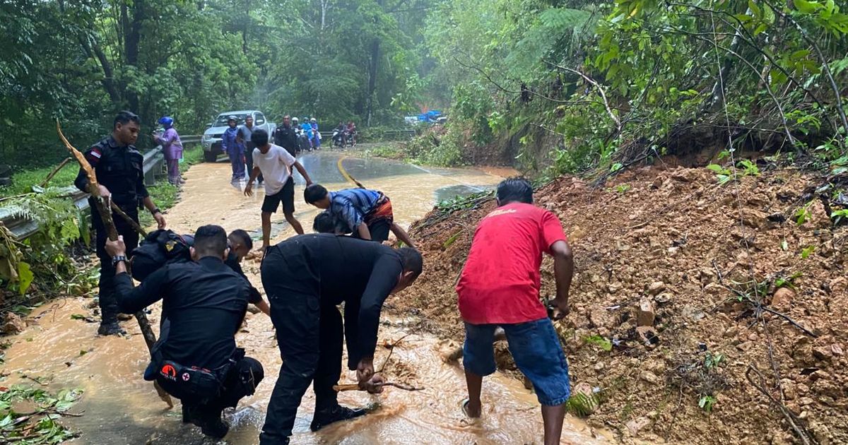 Jalan Trans Sumba Sempat Lumpuh Akibat Longsor, Polri dan TNI Pakai Alat Sederhana untuk Evakuasi