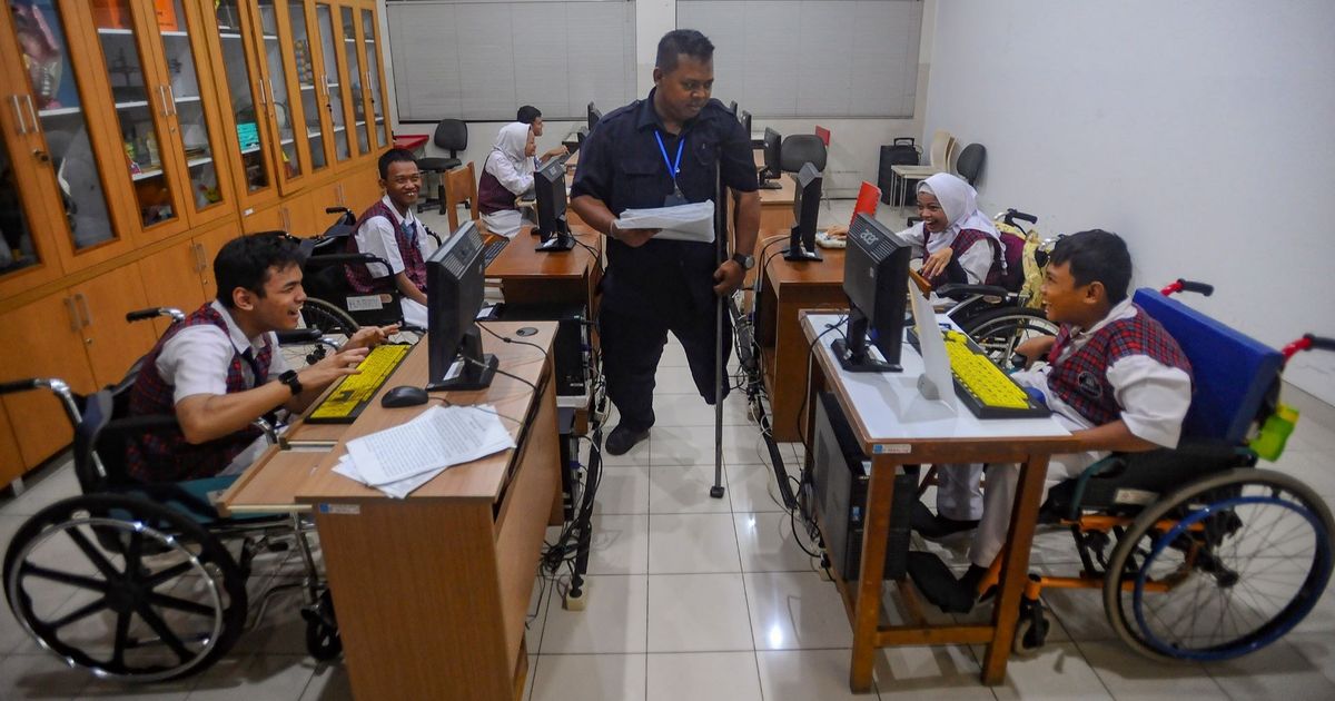 FOTO: Hari Disabilitas Internasional, Semangat Guru Difabel Mengajar di Tengah Keterbatasan