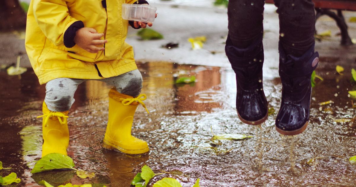 Anak Main Hujan-hujanan Bikin Anak Sakit, Mitos atau Fakta?