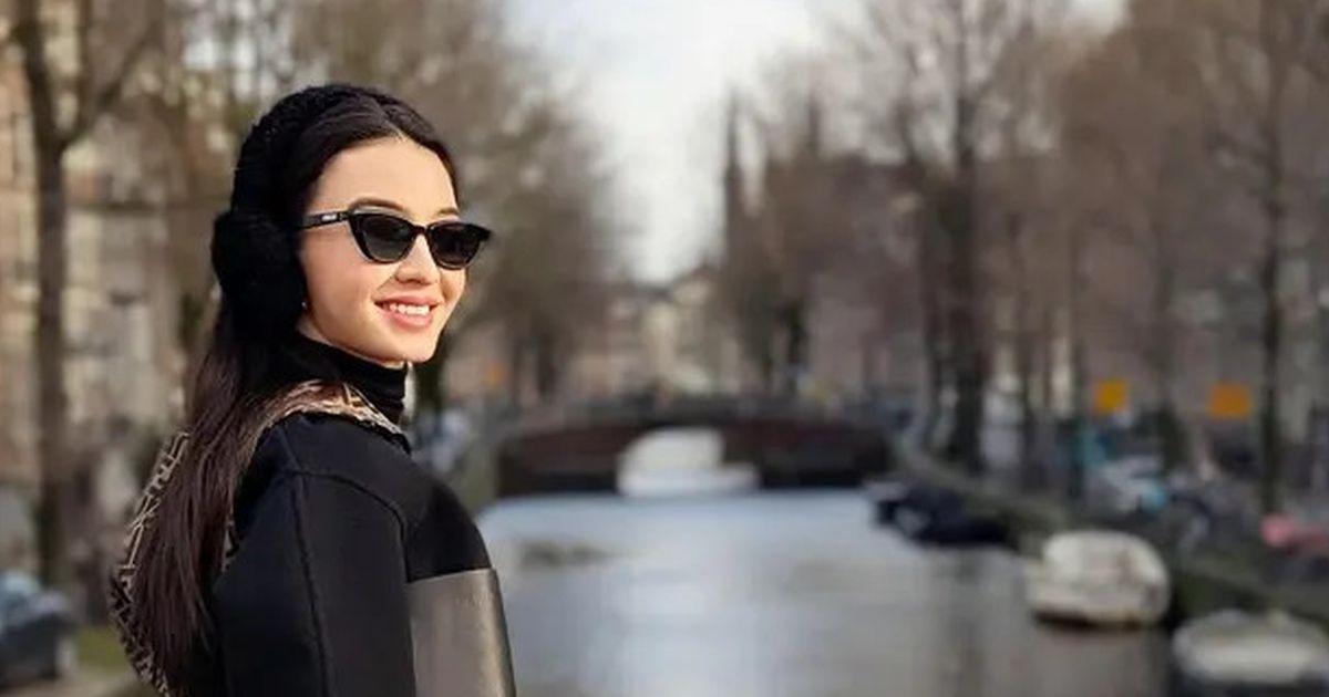 Cantik Elegan, Penampilan Modis Raline Shah saat Liburan di Amsterdam Belanda dengan Outfit Monokrom