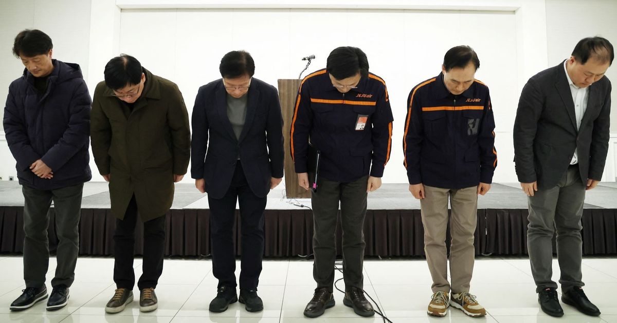 FOTO: Momen CEO Jeju Air Membungkuk Minta Maaf usai Kecelakaan Pesawat Paling Mematikan di Korsel