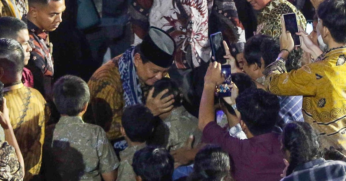 VIDEO: Momen Haru Anak-Anak Lewotobi Nangis, Prabowo Naik Panggung Beri Hadiah Natal