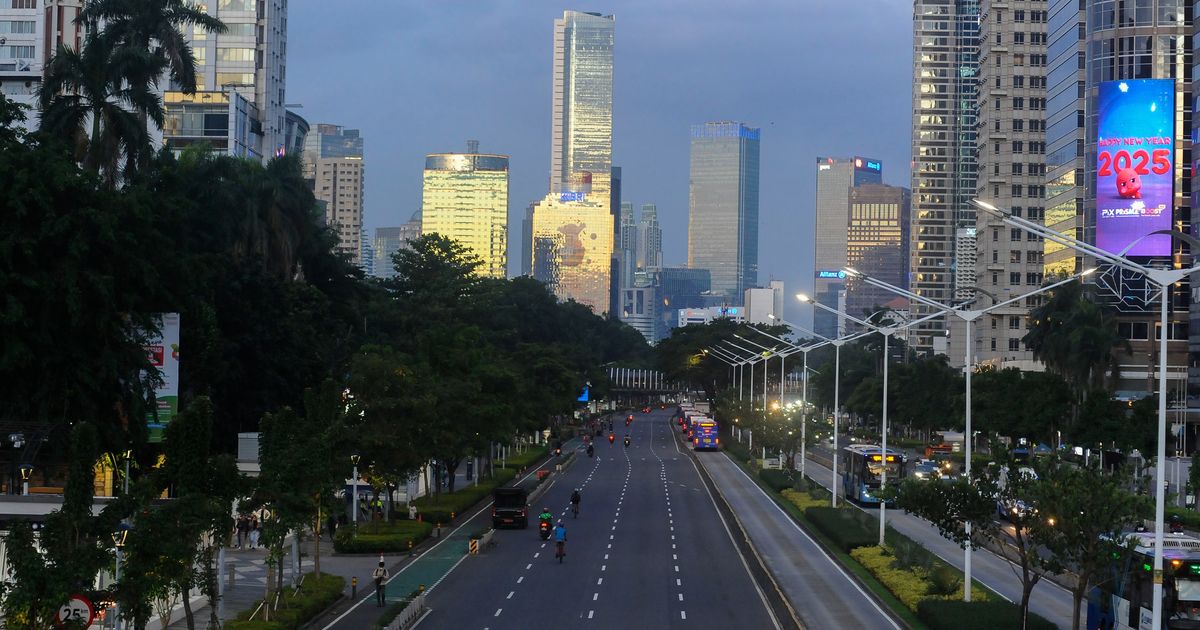 FOTO: Suasana Jalan Sudirman Mulai Ditutup untuk Perayaan Tahun Baru 2025, Cek Rekayasa Lalu Lintasnya!