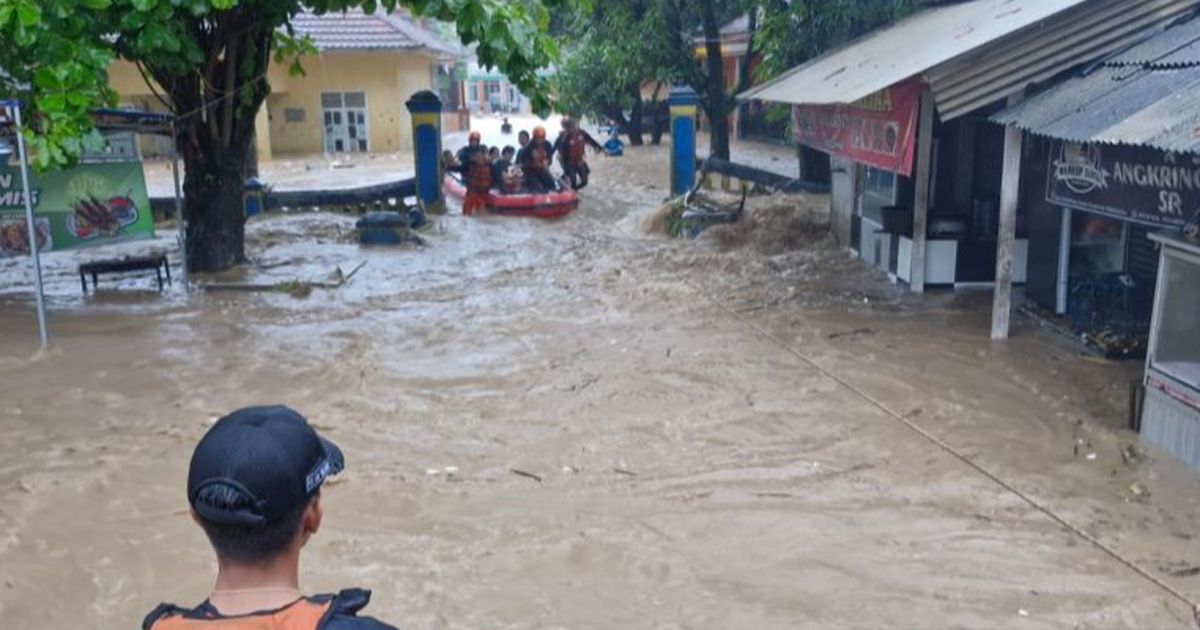 Aksi Dramatis SAR Selamatkan Puluhan Warga Terjebak Banjir Bandang Setinggi 1,5 Meter