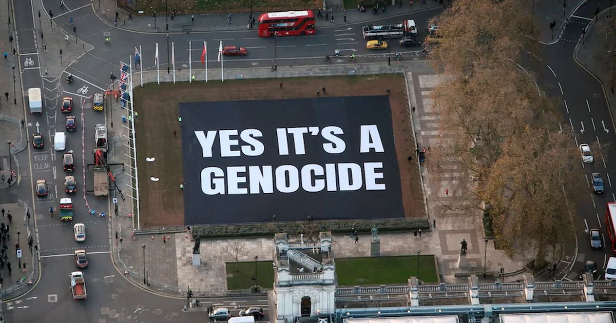 Spanduk Raksasa 'Yes It's Genocide' Terpampang di Depan Parlemen Inggris