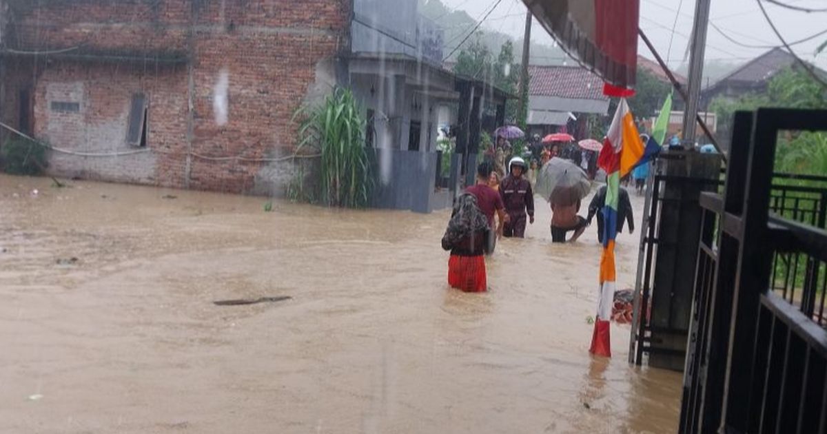 VIDEO: Banjir Bandang Terjang Sukabumi, Polisi Evakuasi Ibu dan Bayi dari Gang Sempit