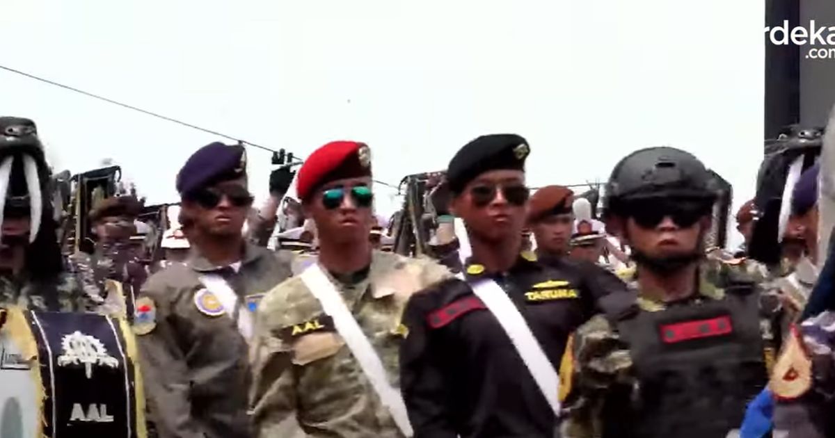 VIDEO: Unjuk Kekuatan Defile Pasukan & Alat Tempur TNI AL, Torpedo Hingga Tank Canggih