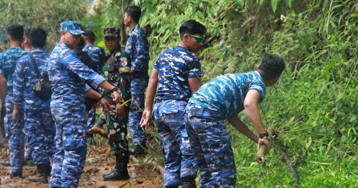 Bahu Membahu, Personel Lanud Husein Sastranegara Buka Akses Jalan Tertutup Longsor di Cianjur