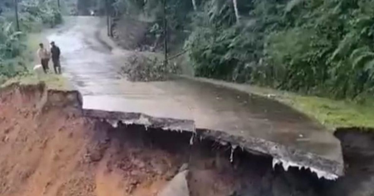 Jalan Menuju Wisata Negeri di Atas Awan di Lebak Terputus Akibat Longsor