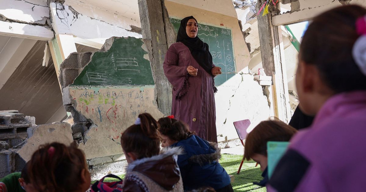 FOTO: Kisah Guru Palestina Mengajar Anak-Anak di Tengah Reruntuhan Jalur Gaza