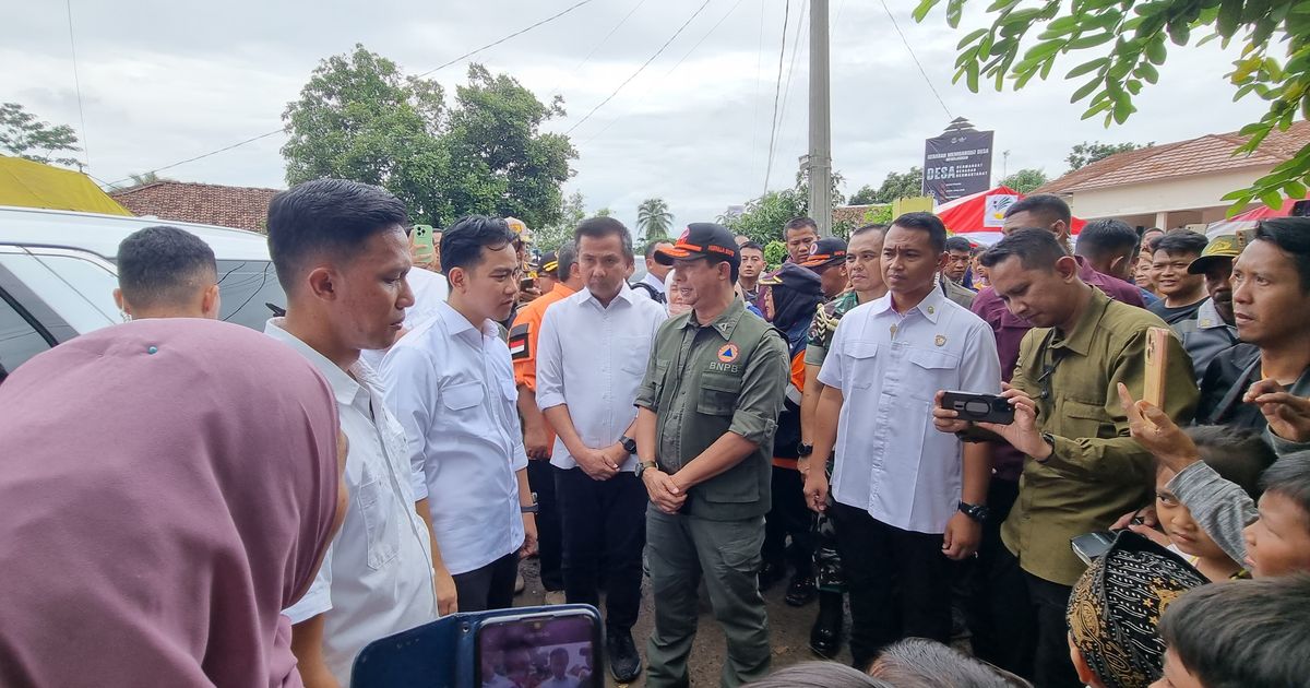 VIDEO: Wapres Gibran Dibonceng TNI Naik Motor Trail Bagi-Bagi Bantuan Korban Banjir Sukabumi