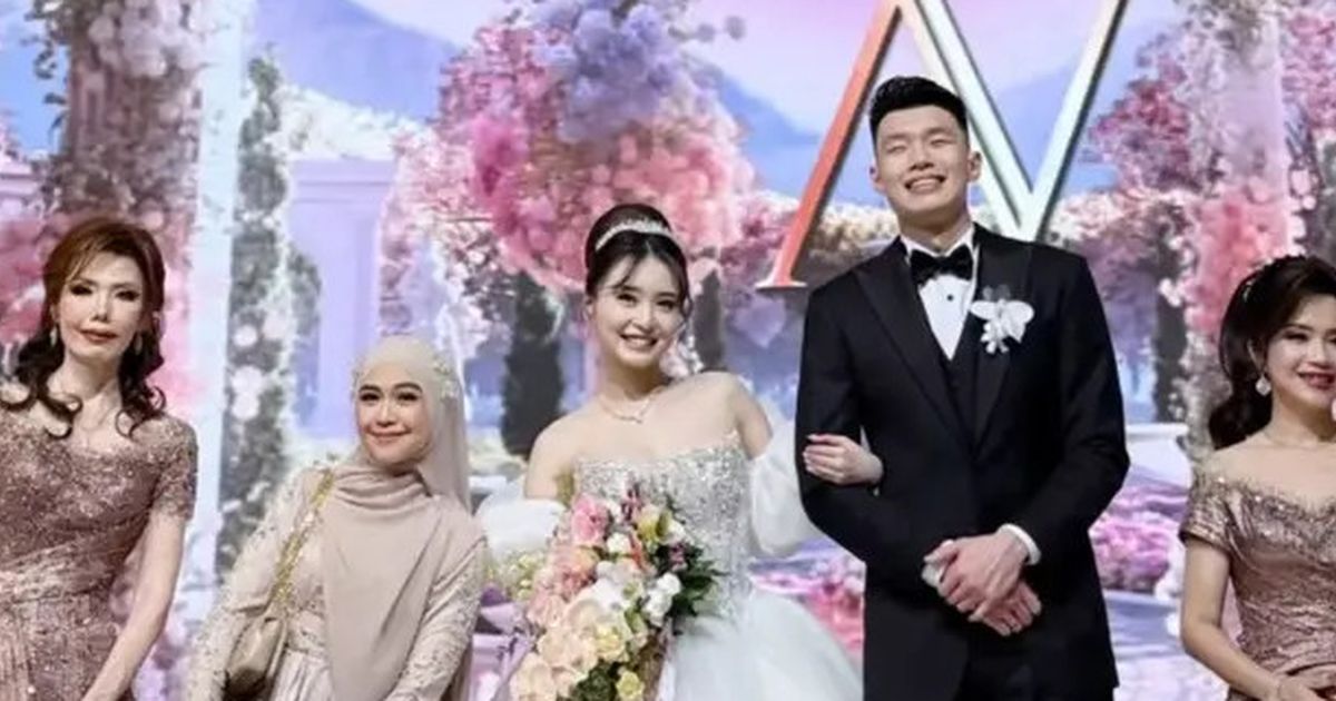 Dereta Tamu Artis di Resepsi Pernikahan Nita Vior dan Vincent Kosasih, Foto Bareng Kiky Saputri Jadi Sorotan