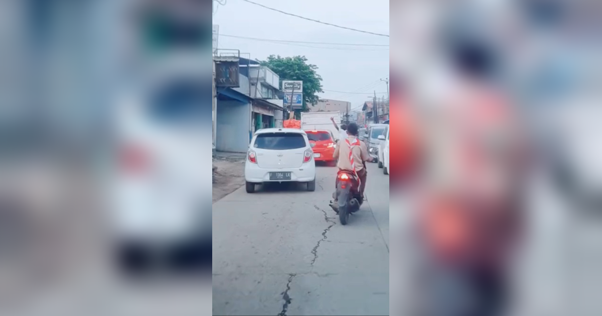 Viral Momen Haru Pemuda Atur Jalan Ambulans Lewati Kemacetan, Banjir Pujian