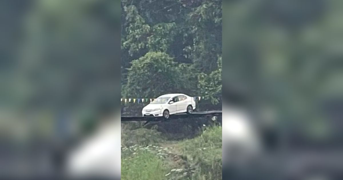 Mobil Wanita Ini 'Nyusruk' ke Jembatan Gantung Setelah Pakai GPS