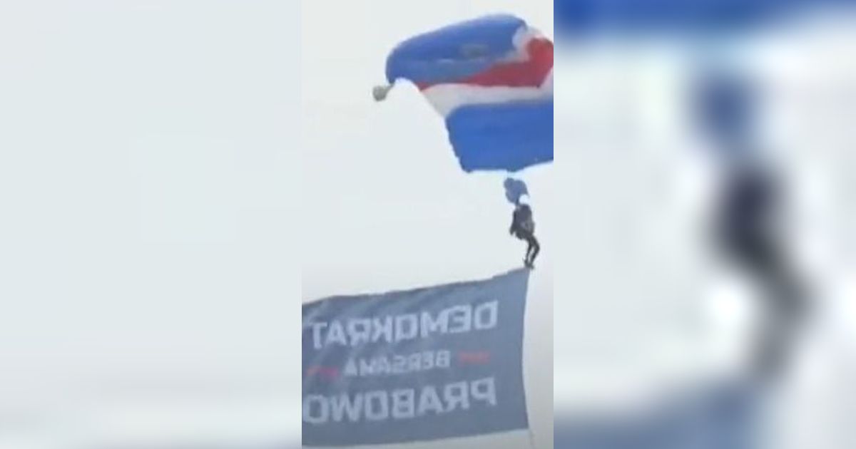 VIDEO: Aksi 4 Penerjun Bawa Bendera 