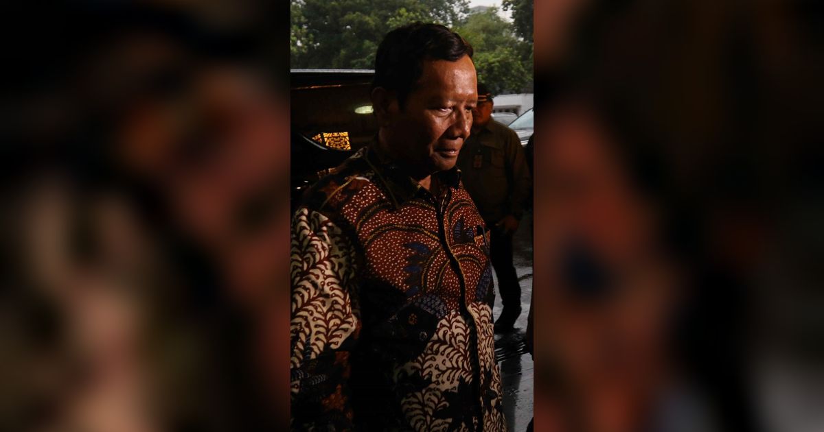 FOTO: Ekspresi Mahfud MD Lepas Kaca Mata Usai Mengundurkan Diri dari Menkopolhukam