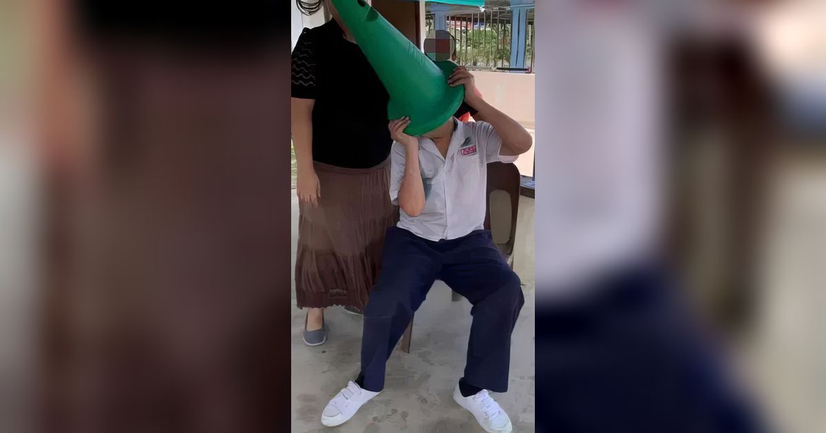 Ngakak Tapi Kasihan! Saking Aktifnya Kepala Bocah SD Tersangkut Traffic Cone, Petugas Damkar Terpaksa Gergaji Sampai Berlubang