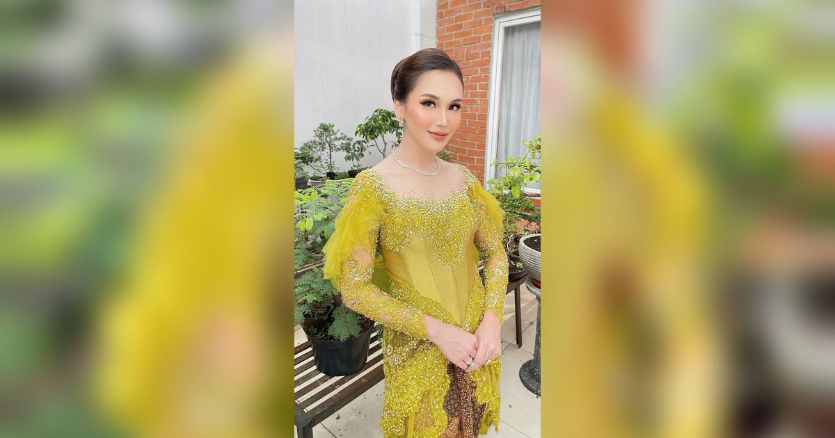 Pesona Ayu Ting Ting dengan Balutan Kebaya, Transformasi Gayanya Bikin Pangling