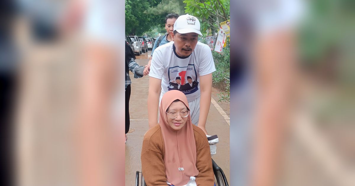 Romantisnya Suami Dorong Istri Penyandang Disabilitas Pakai Kursi Roda, Jalan 2,5 Meter Demi Hadiri Kampanye Akbar AMIN di JIS