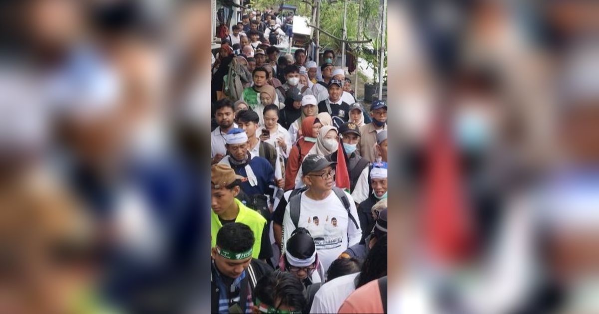Hadiri Kampanye Akbar di JIS, Pendukung Anies-Cak Imin Jalan Kaki Susuri Gang Kecil Sampai Kendaraan Dititip ke Rumah Warga