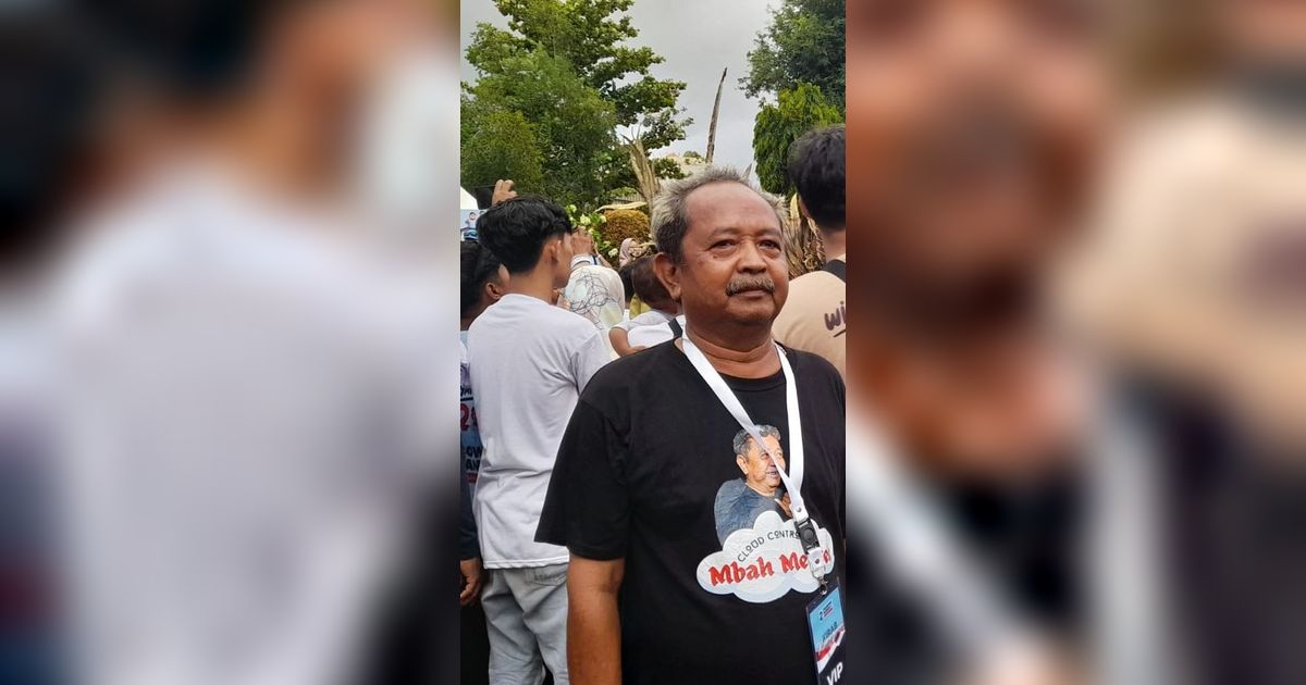 Aksi Joko Menthek, Sang Pawang Hujan Berjalan Kaki Keliling Simpang Lima Sambil Baca-Baca