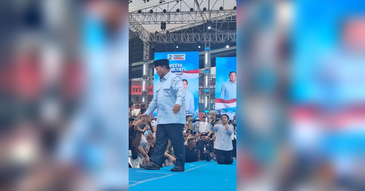 Pidato Prabowo Terjeda saat Relawan Banyak Pingsan, Langsung Colek Ajudan 'Kasih Air'