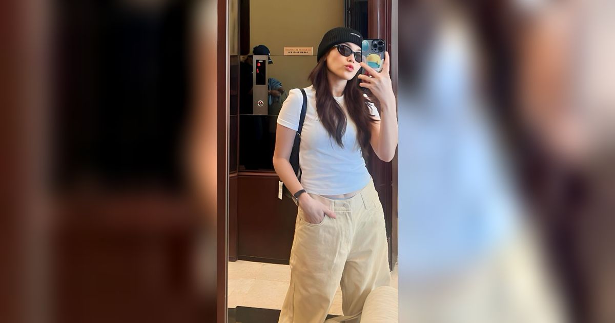 Usai Bertunangan, Ayu Ting-Ting Pasang Foto Calon Suami di Case HP?