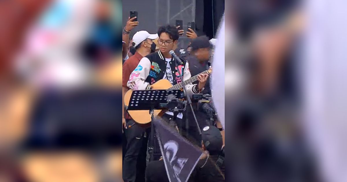 FOTO: Aksi Alam Ganjar Main Gitar Bareng Abdee Slank, Ganjar dan Atikoh Nyanyi