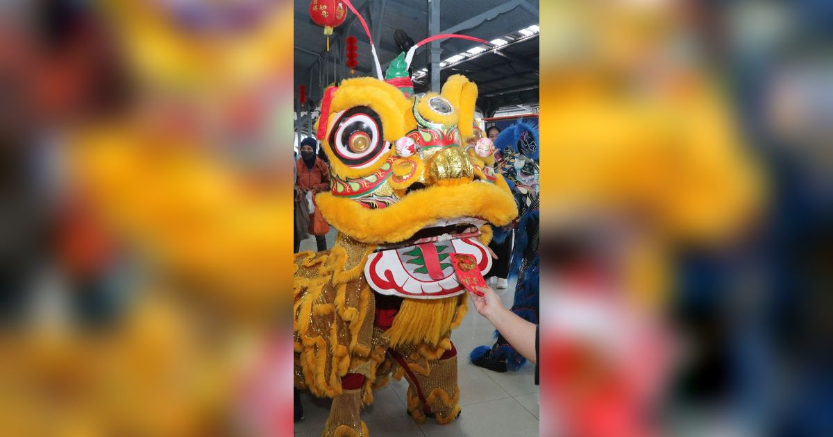 Atraksi Barongsai dan Bagi-Bagi Angpau Meriahkan Tahun Baru Imlek di Stasiun Kereta Api Jember