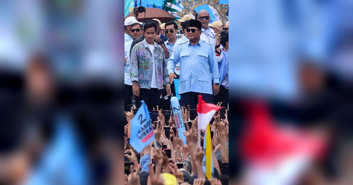 Aksi Rebutan Telur Relawan Prabowo-Gibran di Luar GBK usai Kampanye Akbar