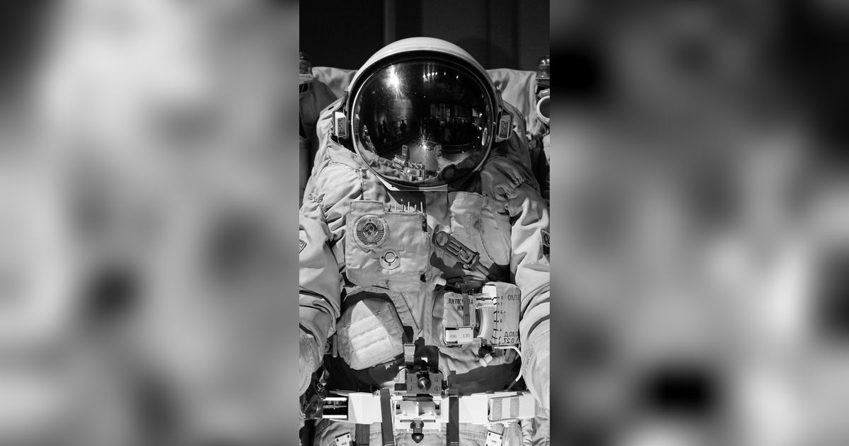 Ini Foto Aksi Nekat Astronot NASA Berjalan di Luar Angkasa tanpa Tali, Buat Orang di Bumi Ikut Deg-degan