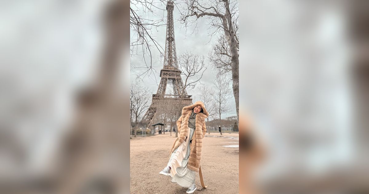 Potret Ria Ricis di Depan Menara Eiffel, Netizen 'Terbiasa Pura-pura Tertawa'