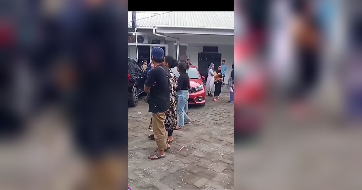 Tagih Upah Kerja, Petugas Sortir Lipat Surat dan Kotak Suara Datangi KPU Makassar