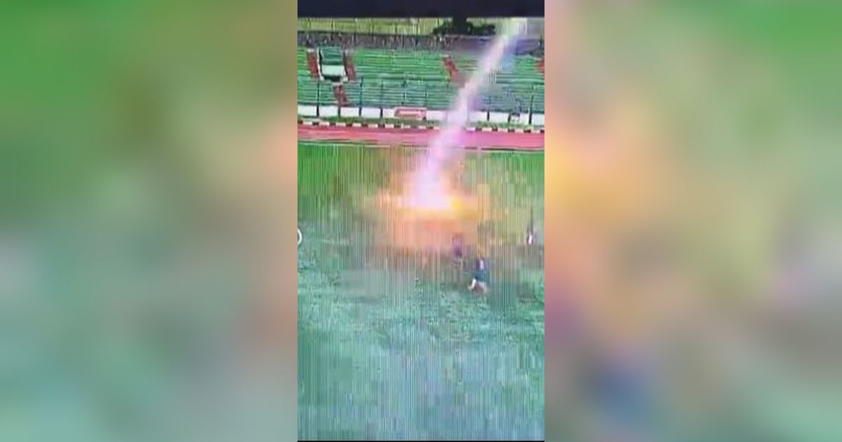 Inalillahi! Pesepakbola Tersambar Petir Saat Bertanding di Stadion Siliwangi di Bandung