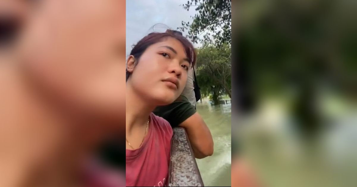 Momen Sedih Wanita Mudik untuk Jenguk Ayah yang Sakit Malah Kebanjiran, Sang Ayah Justru Minta Putrinya Kembali ke Perantauan