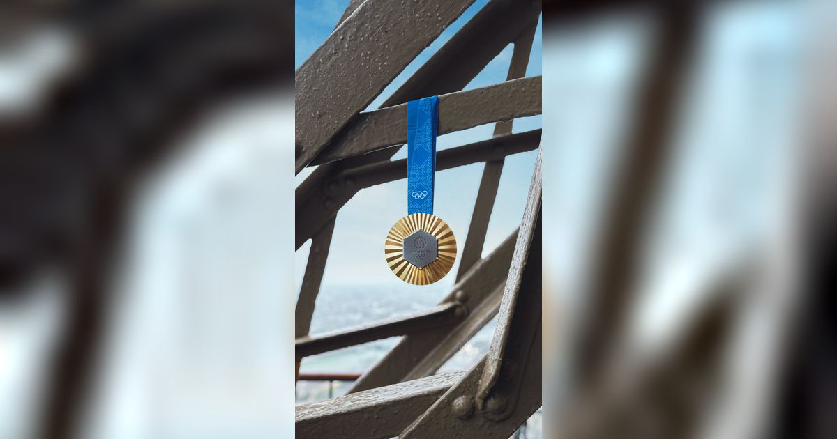 Paris 2024 Olympic Medal Uses Eiffel Tower Fragment Trstdly Trusted