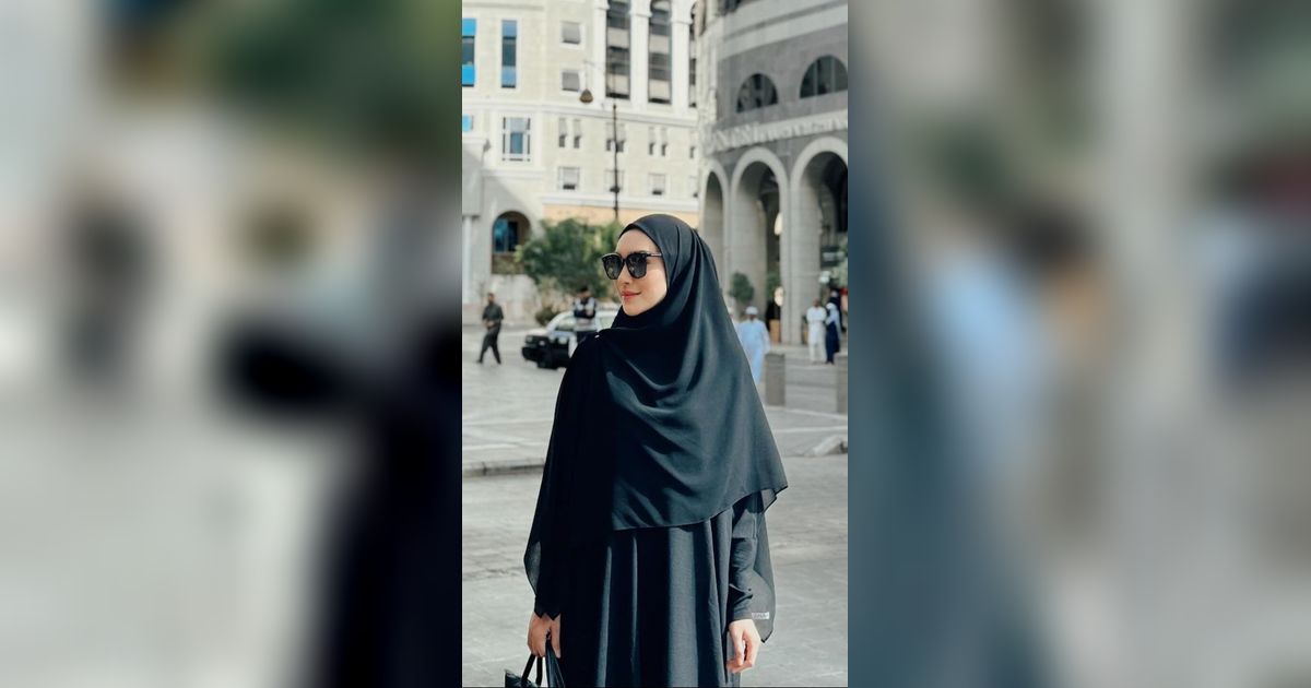 3 Gaya Melody Prima Saat Umroh, Berbalut Outfit Anggun