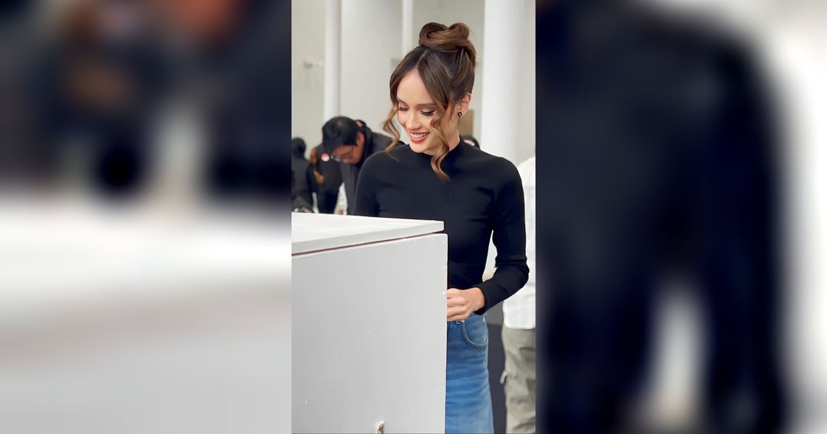 Potret Outfit dan Makeup On Point Cinta Laura Saat Nyoblos di New York
