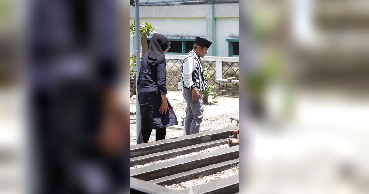 Potret Cak Imin Isi Masa Tenang Pemilu: Sowan ke Ibu Minta Doa & Ziarah ke Makam Kakek Buyut