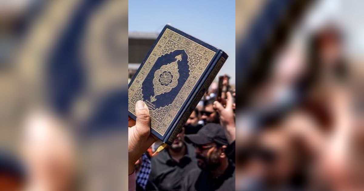 Warga Muslim Bagi-Bagi Alquran Bahasa Belanda Setelah Insiden Bakar Kitab Suci