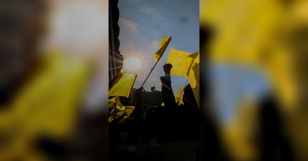 FOTO: Aksi Stop Pemilu Curang dan Praktik KKN, Massa Mahasiswa Kibarkan Bendera Kuning di Bundaran HI