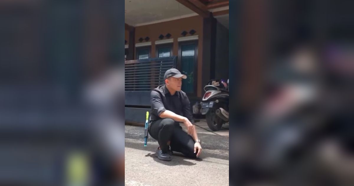 Aksi Pria Serba Hitam Tirukan Mayor TNI Teddy Bopong Wanita Pingsan, Lucu Bawa Senjata Mainan