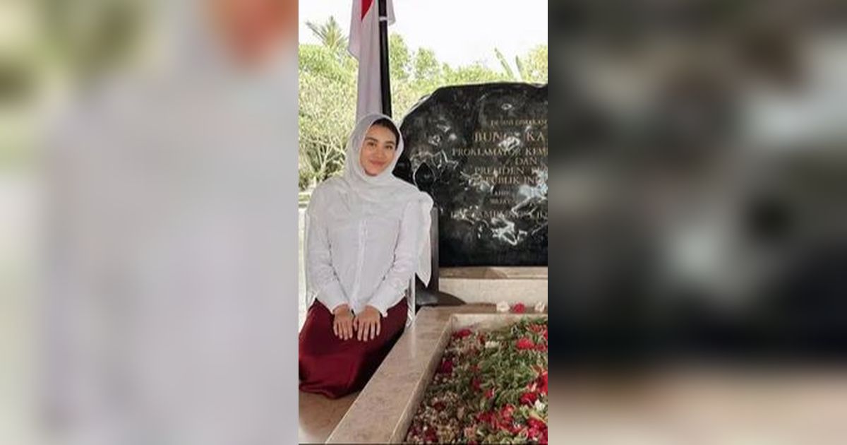 Potret Aaliyah Massaid Tampil Anggun Pakai Kerudung saat Nyekar ke Makam Bung Karno Tuai Pujian