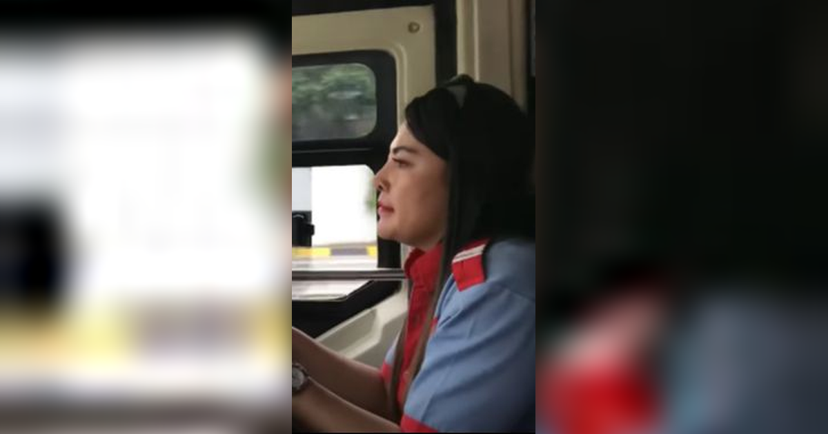 ⁠Liena Ozora Nyetir Bus dengan Santai Sambil Dengarkan Lagu 'Mangku Purel' Masuk ke Gang Sempit