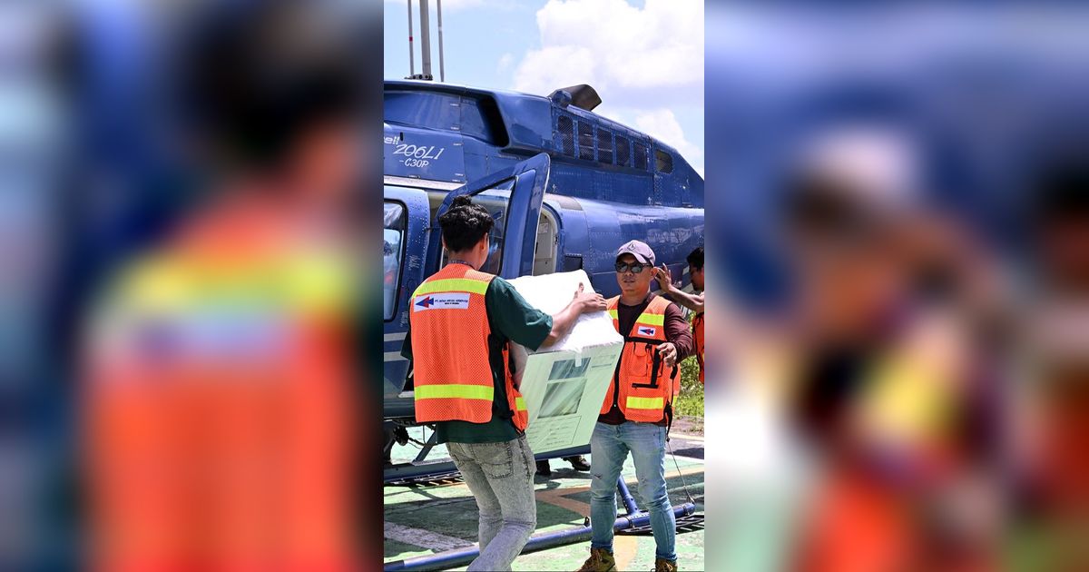 FOTO: Jangkau TPS Terpencil di Papua, Petugas KPU Kirim Logistik Pemilu 2024 Pakai Helikopter