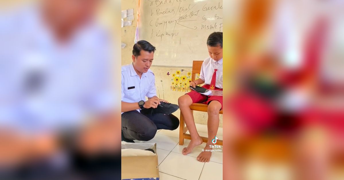 Tak Tega Lihat Sepatu Anak Didiknya yang Sudah Rusak, Aksi Terpuji Guru Ini Tuai Pujian Warganet
